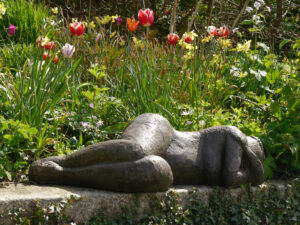 Frauenskulptur im großen Teichgarten von Tuinfleur