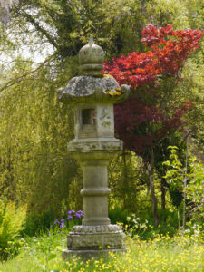 Große Steinlaterne im japanischen Wassergarten von Heale Garden