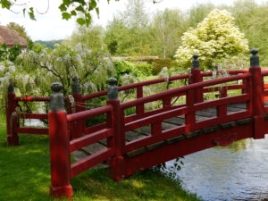 "Nikko-Brücke" im japanischen Wassergarten von Heale Garden