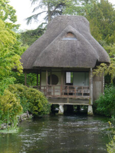 das japanische Teehaus im japanischen Wassergarten von Heale Garden