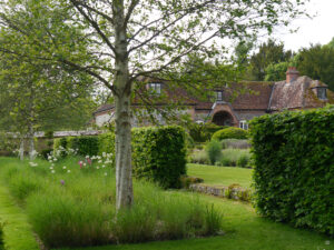 The Long Border vor der Crocket Lawn in Heale Garden