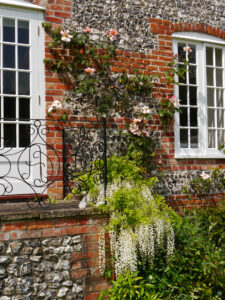 Hauseingang vom Garten von Heale House