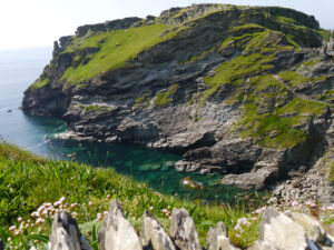 Blick von den Burgruinen Tintagels auf die steinige Küste in Cornwall