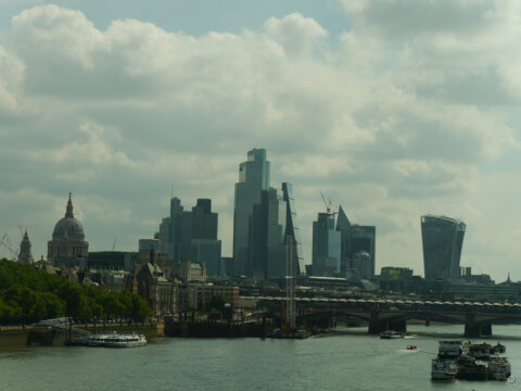 Londons Skyline an der Themse