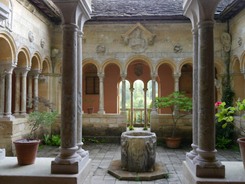 The Peto Garden in Iford Manor, Kreuzgang im Kloster