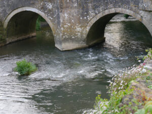 Die Brücke über den Frome River zu Iford Manor