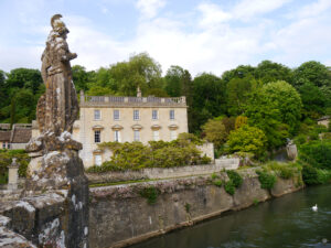 Auf der Brücke des Frome River mit Blick zum Herrenhaus und dem Peto Garden