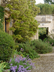 Durchgang zum Hauptgarten von Iford Manor