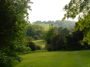 Blick aus dem Peto Garden, Iford Manor, in die Landschaft