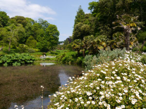 Blick vom Gartenende über den Mallard Pond, die Brücke, das Tal hinauf bis zum Herrenhaus