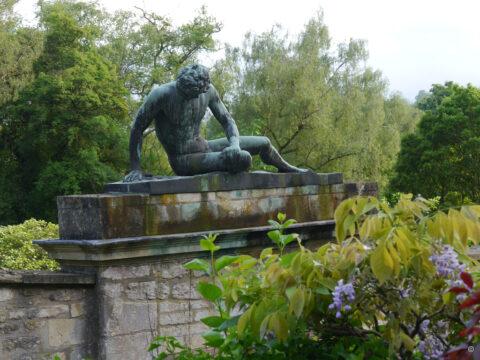 Kopie der berühmten Statue des sterbenden Galliers über dem Eingang zum Gemüsegarten. 