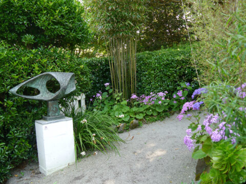 Skulptur im Garten Barbara Hepworth