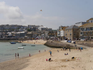 Sandstrand vor der Altstadt in St. Ives.