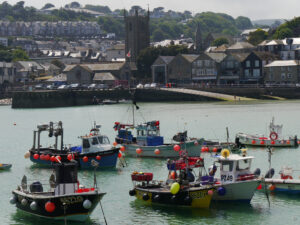 Blick von der Hafenmole über die Fischkutter zur Altstadt St. Ives