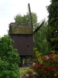 Bockwindmühle an Rand der Flug-Freifläche in Walsrode