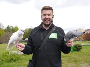 Wie nennt man bloß einen Falkner, dessen Leidenschaft neben den Greifvögeln auch Papageien und Kakadus sind?