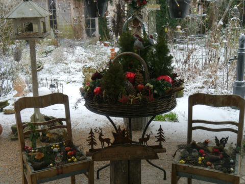 Weihnachtlich geschmückte Terrasse in Wurzerlsgarten