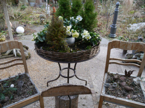 Winterliche Deko auf der Terrasse von Wurzerlsgarten